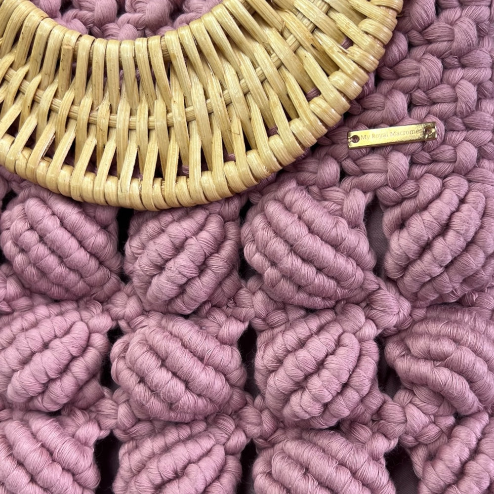 Borsa a mano e a spalla in macramè modello conchiglia con manico in bambù Dusty Rose
