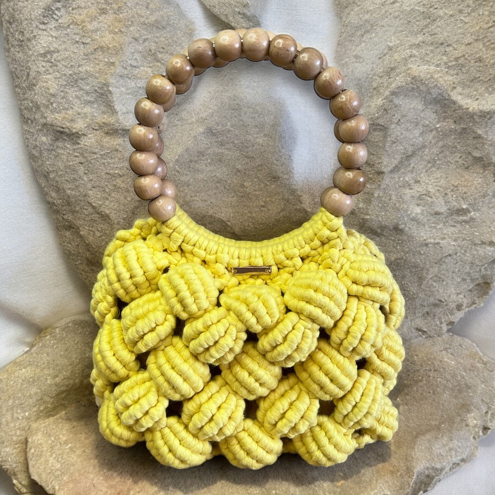 Sac à main et à bandoulière en macramé perlé jaune modèle coquillage